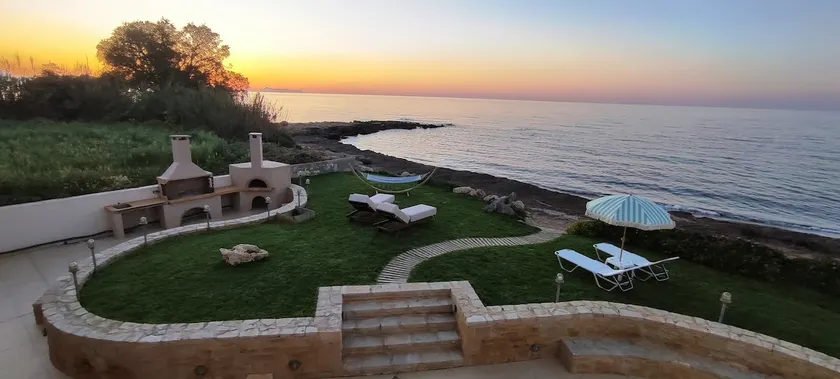Aqua Luna Bay - Romantic Beachfront Suite & Garden - Image 1