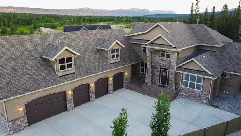 A beautiful royal mansion in Hinton forJasper tour - Image 1