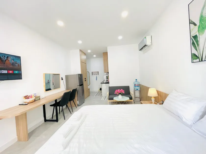 l 403 FoxyDen l Modern Studio w Kitchen & Balcony - Image 1