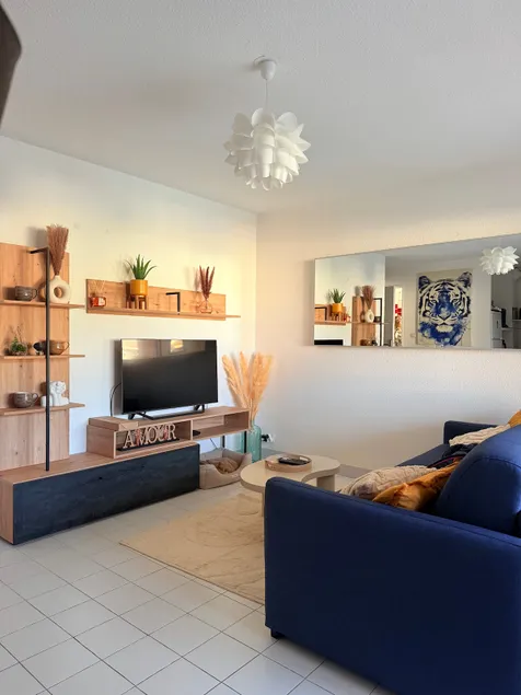 Private 2-bedroom apartment with balcony/pool/parking - Image 1