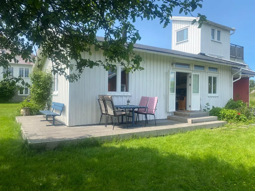 Seaside apartment with a patio - Image 1