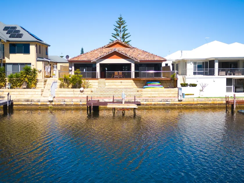 Panda Living waterfront paradise - Image 1