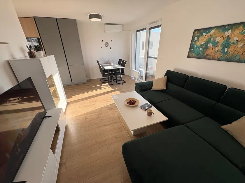 Topoľčianska Apartment Bratislava - Cozy stay with parking, AC & 10min tram to Old Town - Image 1