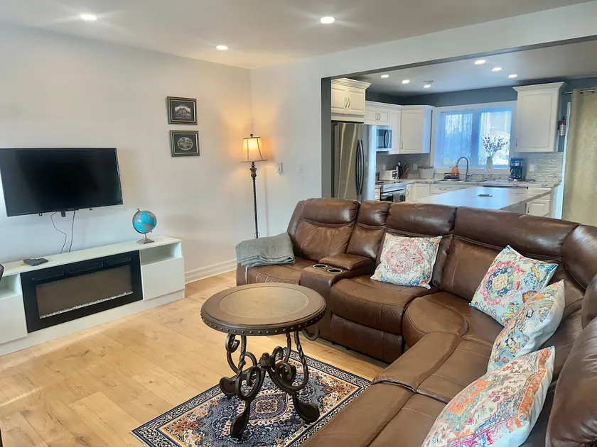 Modern Harbourview Home | Clean•Spacious•Parking - Image 1