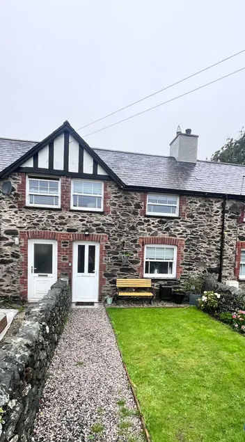 (3 Cefn Capel) Llanfair pg beach 15 minutes away - Image 1