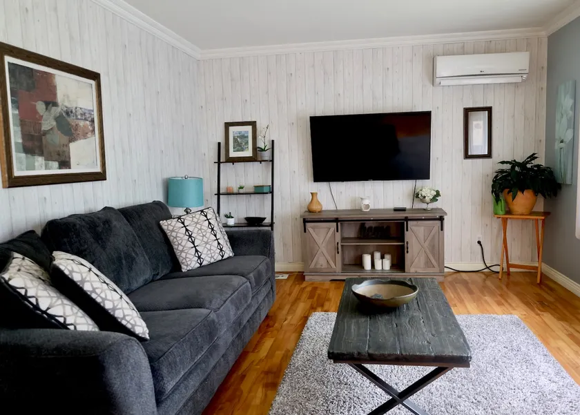Cute and cozy 3 bedroom apartment centrally located - Image 1