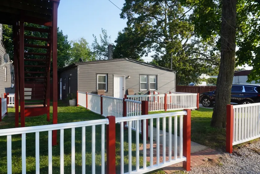 Modern 2BR Retreat with Full-Kitchen and Living - Image 1