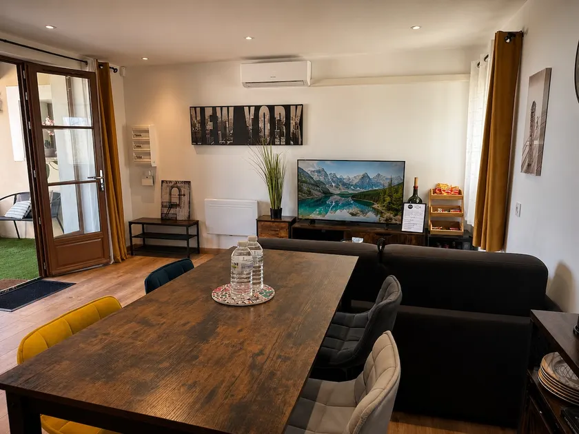 In parentheses - Great comfort and Private parking - Image 1