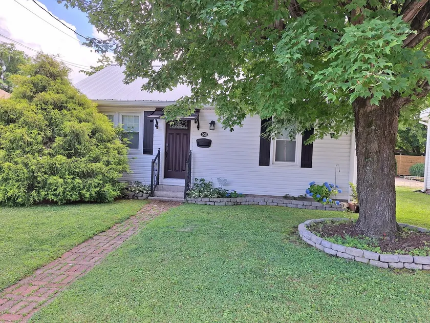 In town cottage. - Image 1