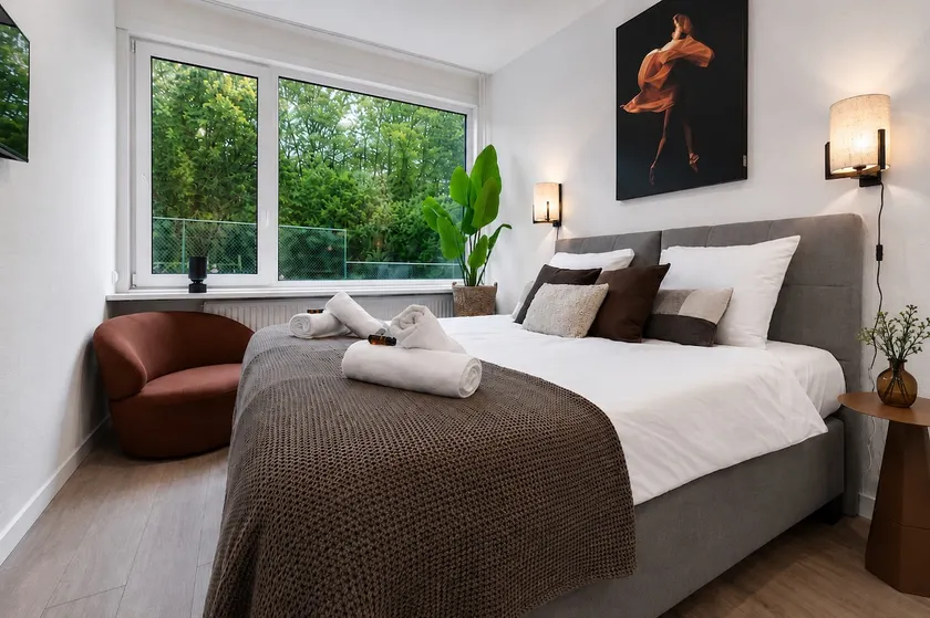 Private room for 2 w shared kitchen, flexible bed - Image 1