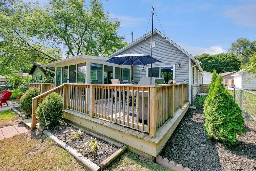 Beautiful Lakehouse View - Image 1