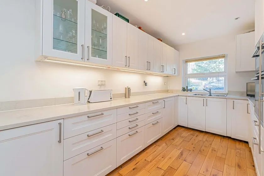 Fab 5-Bedroom Detached, Garden | Heathrow & London - Image 1
