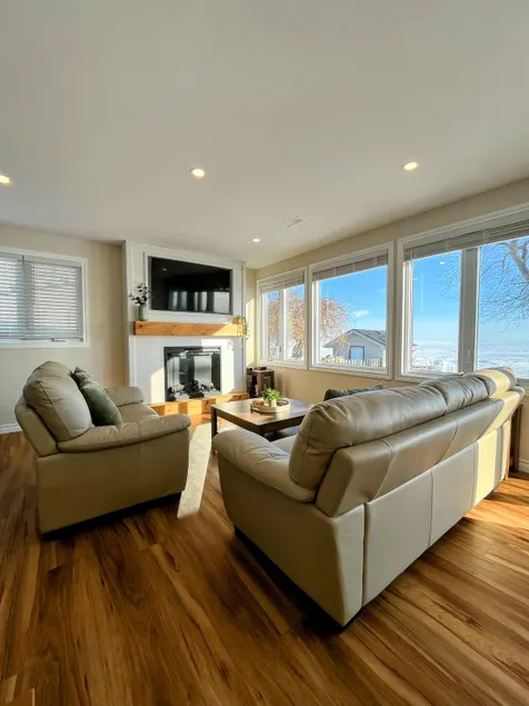 Longs Lakehouse- Modern cozy lakefront cottage - Image 1