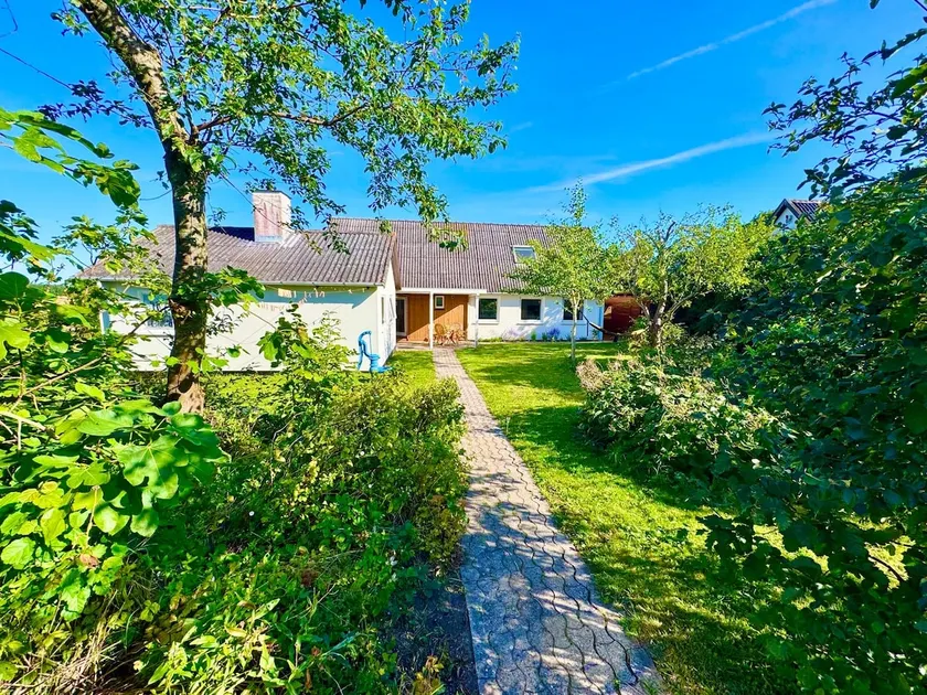 Lovely family house in Hårbølle with large garden - Image 1