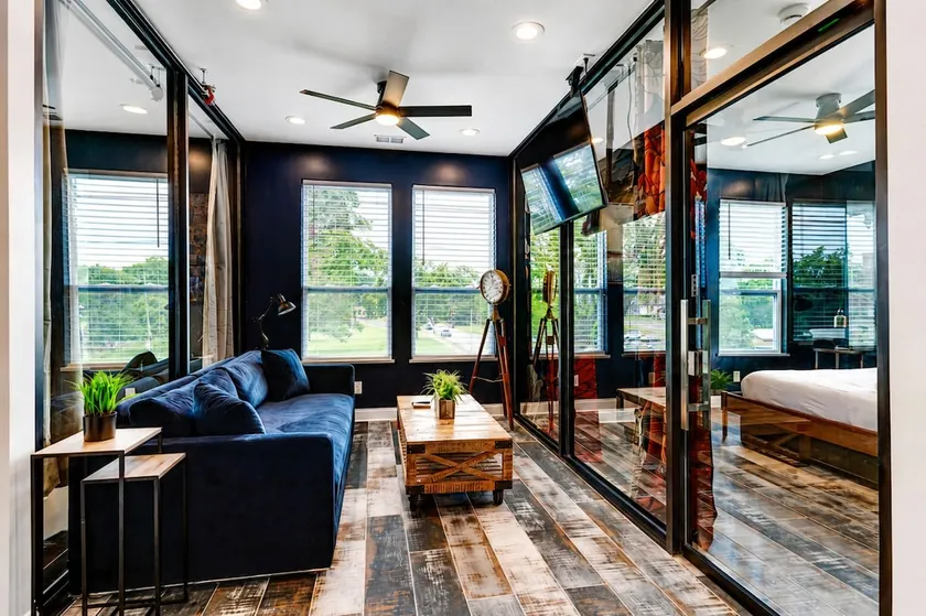 Gallant Glass 4BR Top Floor Walk to Vandy! - Image 1