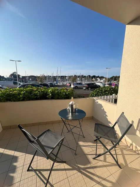 Ground floor studio with terrace, harbor view, and free parking - Image 1