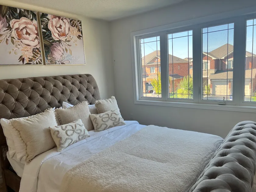 Spacious 5BR Home Near Lake Simcoe • Sleeps 10 - Image 1