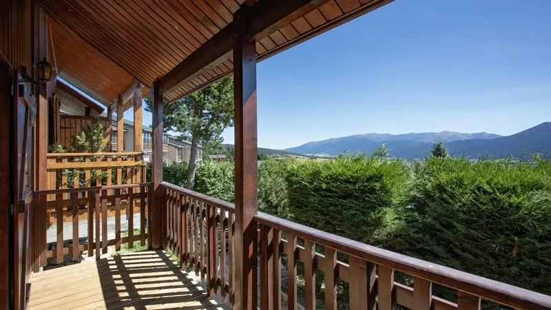 Cozy chalet, 6–8 people • Lake view • Close to the slopes - Image 1