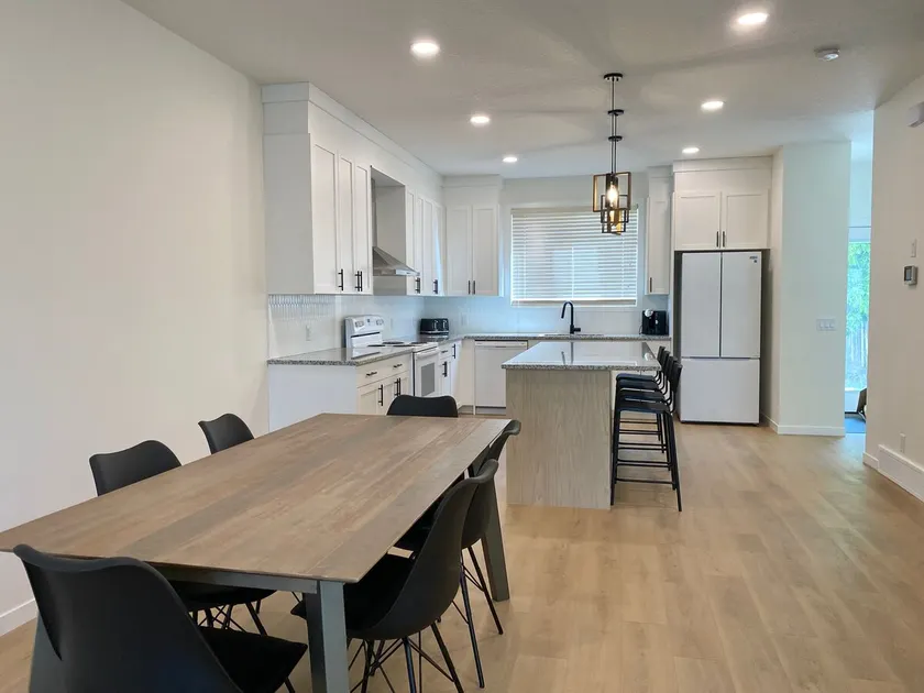 Sleeps 6 - Close to Downtown, Zoo, Spark, Max Bell - Image 1