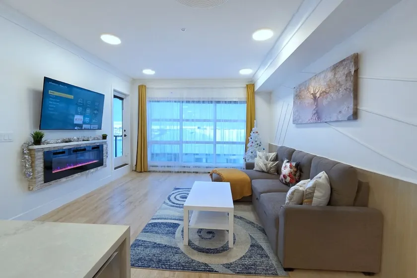 Modern Bright 1BR+Den Condo DT Balcony, F/Parking - Image 1