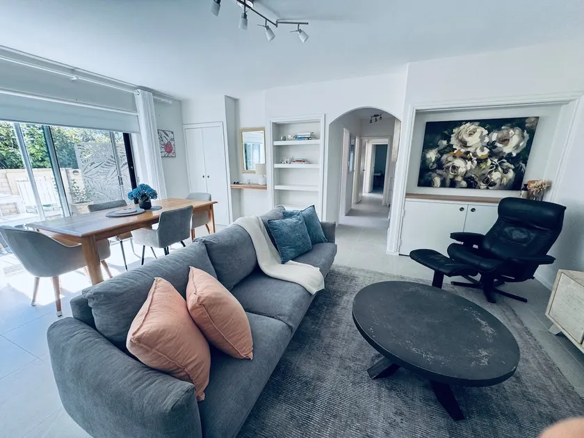 Peaceful South Perth home next to CBD & Swan river - Image 1