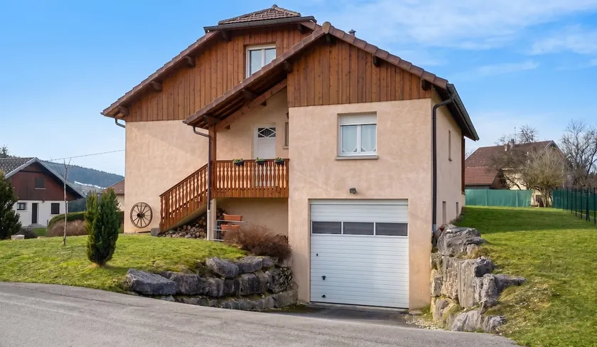Charming Apartment Near the Lake in Saint-Point-Lac - Image 1