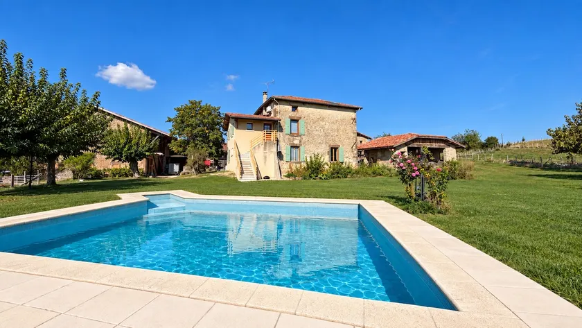 Renovated Farmhouse with Pool - Sleeps 10 - Image 1