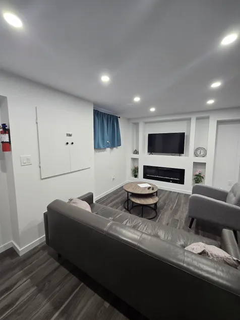 Serene Private Suite |Fireplace |Workspace. - Image 1