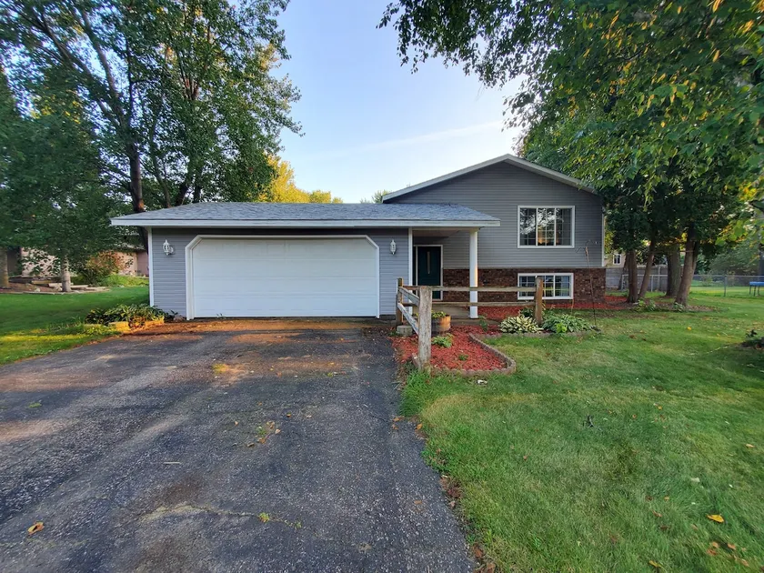 Quiet 3BR/2BA Near Mall, Shopping Centers, & I-94 - Image 1