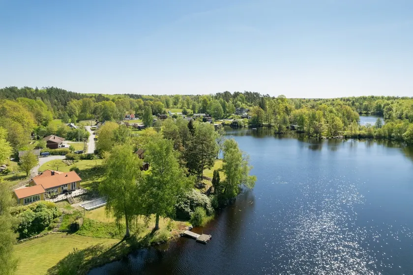 House with Waterfront, Bridge & Nature - Image 1
