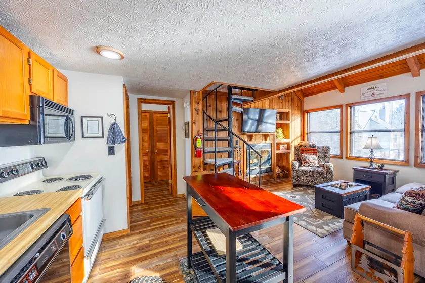 Hibernation Haven-Resort Cabin-Jacuzzi Tub-Skiing - Image 1