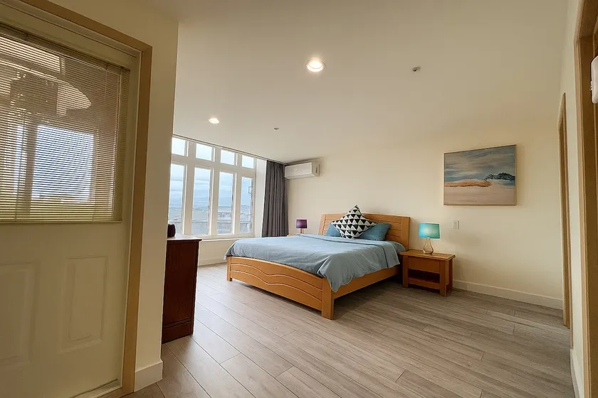 Spacious 5 bedroom House with AC - Image 1