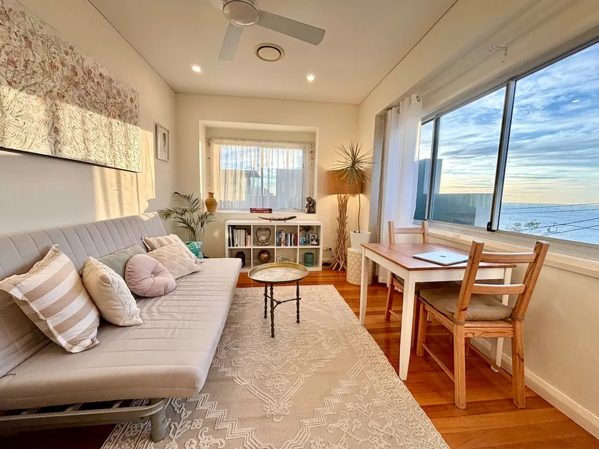 The Gallery Suite - Ocean Views & Creative Vibes - Image 1