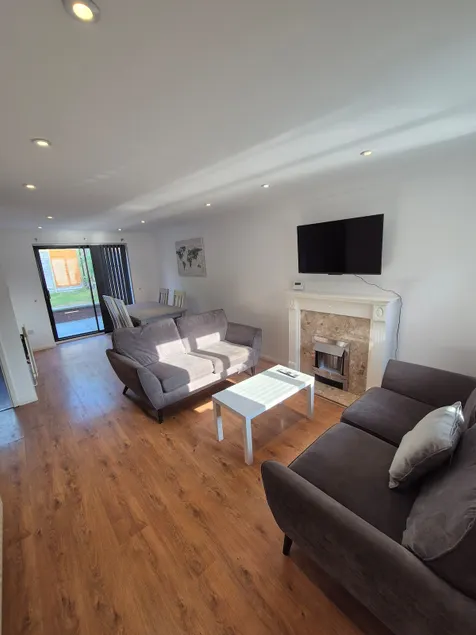 Bright & Cozy 3 Bed House with Parking - Image 1