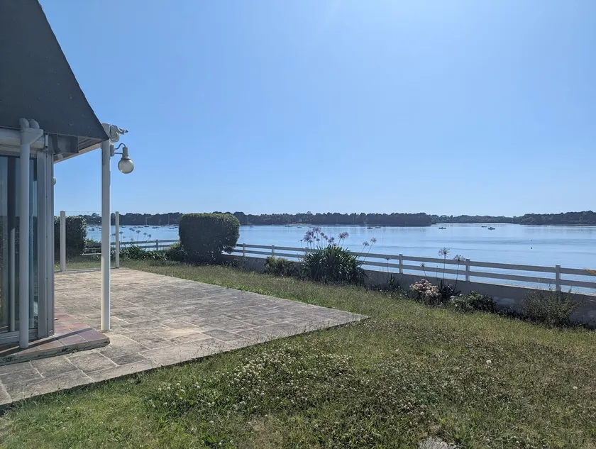 Family home with panoramic river views - Image 1