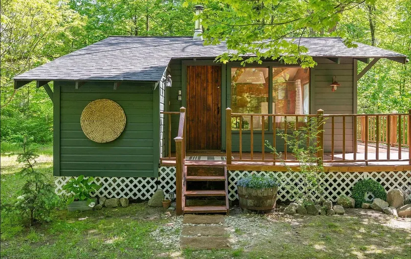 Riverside summer cabin in Bristol - Image 1