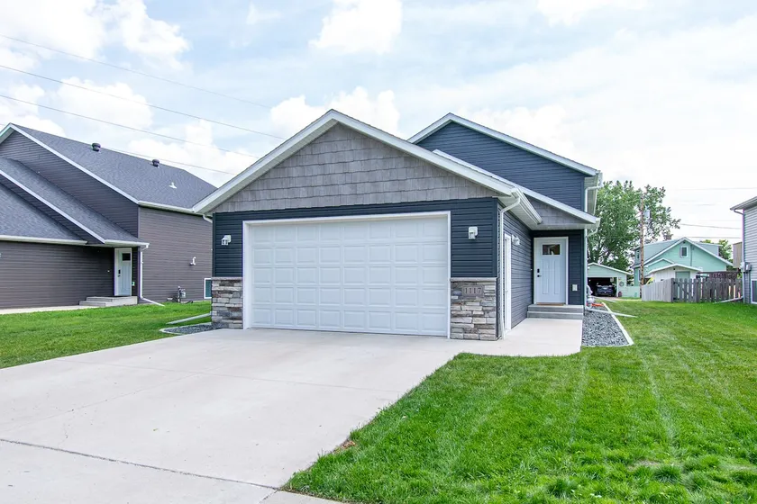 3BR I Kings x 3, 5 min to FargoDome, Pack n play - Image 1