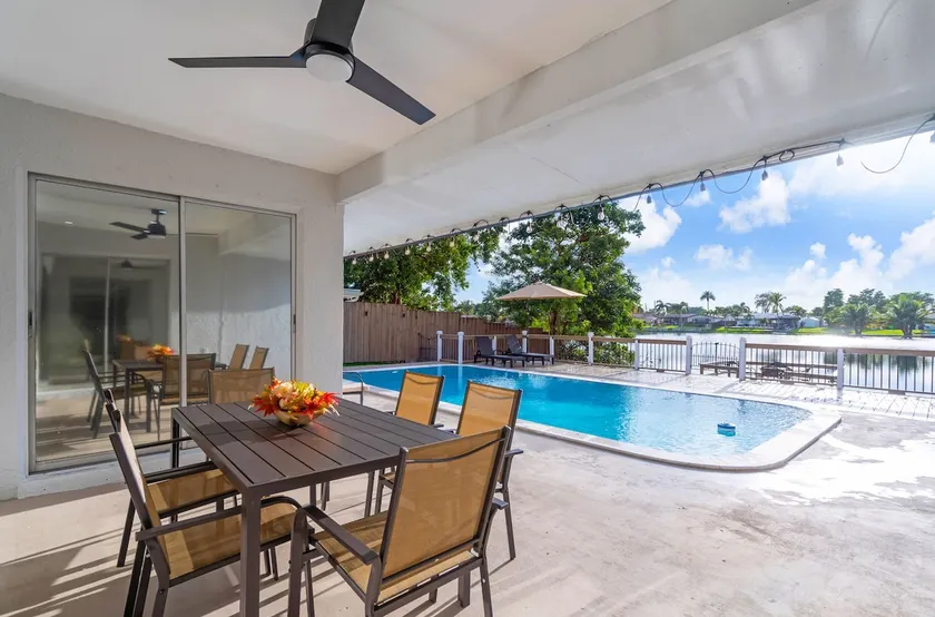 Lakefront Pool Home 10 Minutes to HardRock Stadium - Image 1