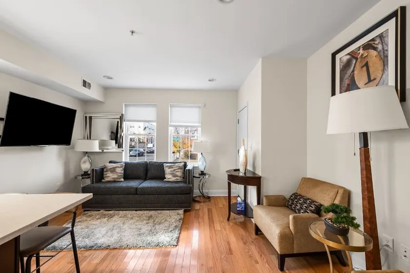 Near Capitol Hill 2 bdrm 1.5 bath w/ free parking - Image 1
