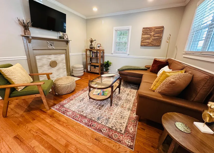 Vintage Bungalow Near Downtown - Image 1