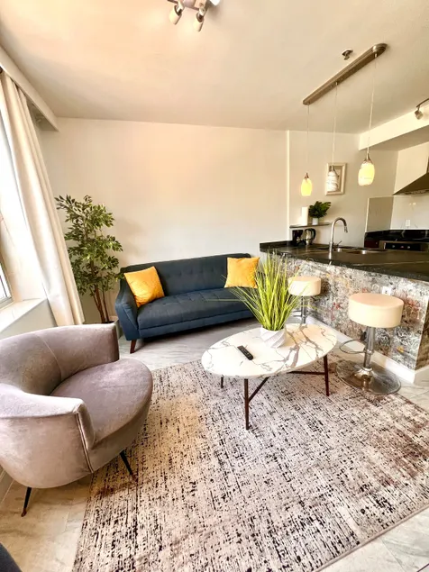 Captivating studio,w/exclusive parking,1 block sea - Image 1