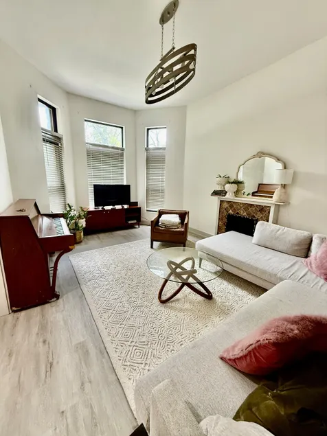 Bronzeville Apartment - Image 1