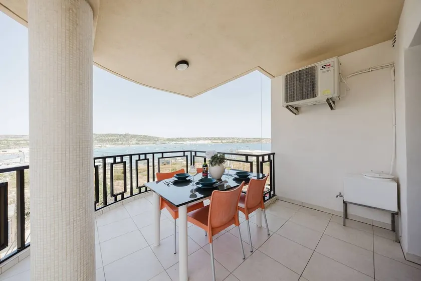 Seafront Apartment with Stunning Views of Għadira - Image 1