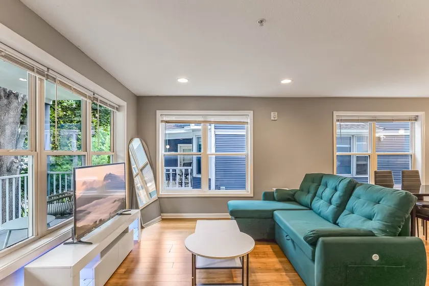 Modern Newly Renovated 3BD/3BA Condo in Uptown - Image 1