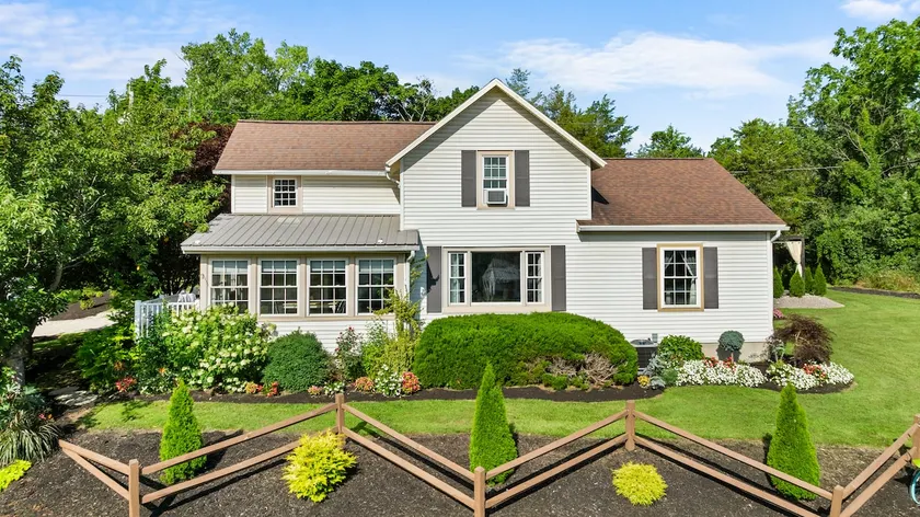 Cedar Grove Cottage: 3 bed home with hot tub - Image 1