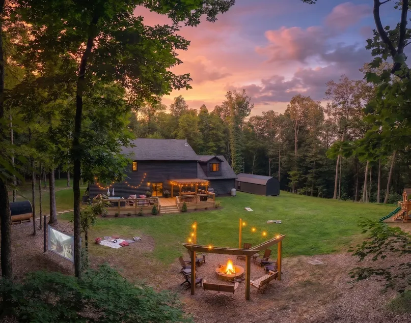 Twin Oaks Lodge | 4 Kings, Sauna & EPIC Game Room - Image 1