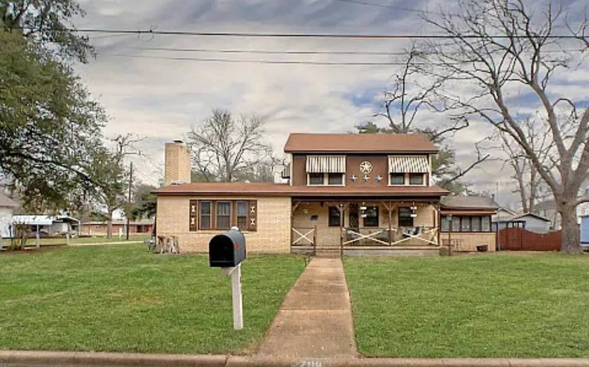 Weird Ole Country House - Image 1