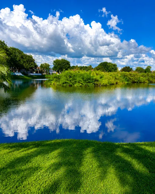 Delightful elegant lake home - Image 1