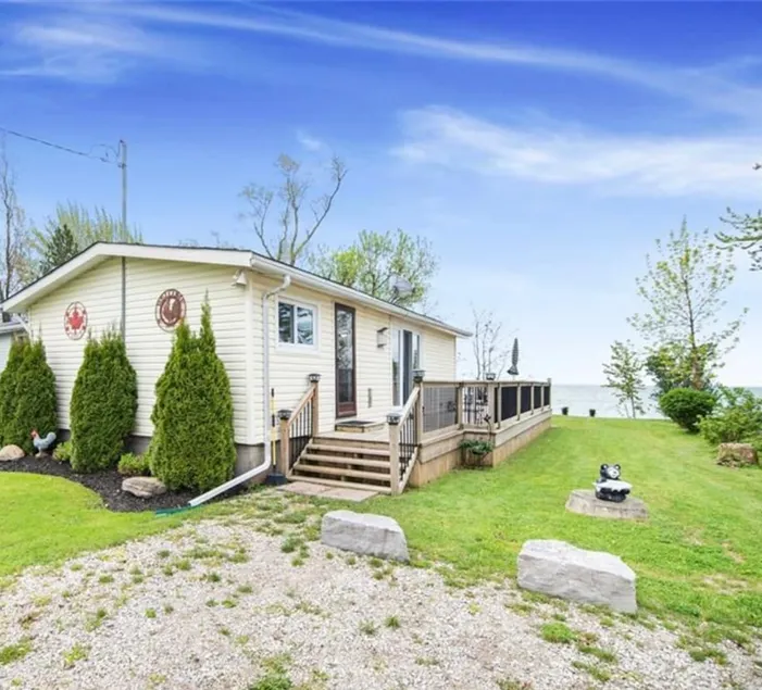 Lake Erie Beachfront 40 mins to Niagara sleeps 6 - Image 1
