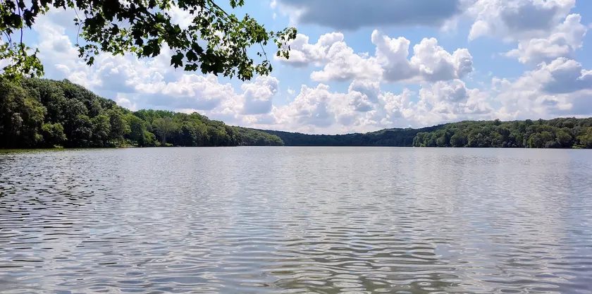 Spacious Lakeside Hideaway - Image 1